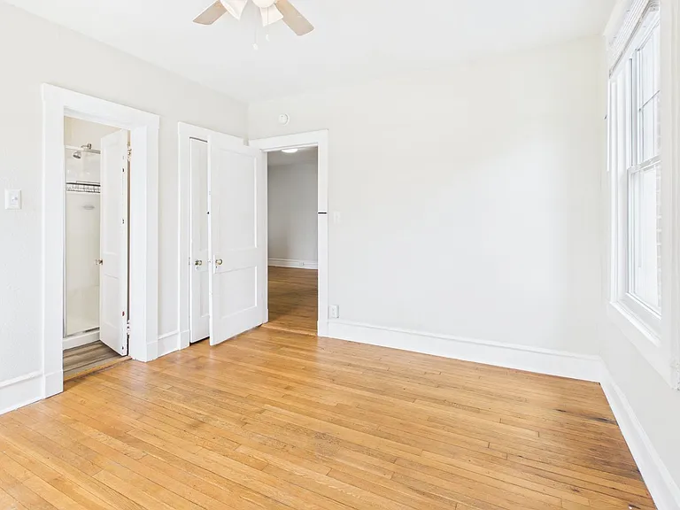 2400 Barton Ave — Photo 31