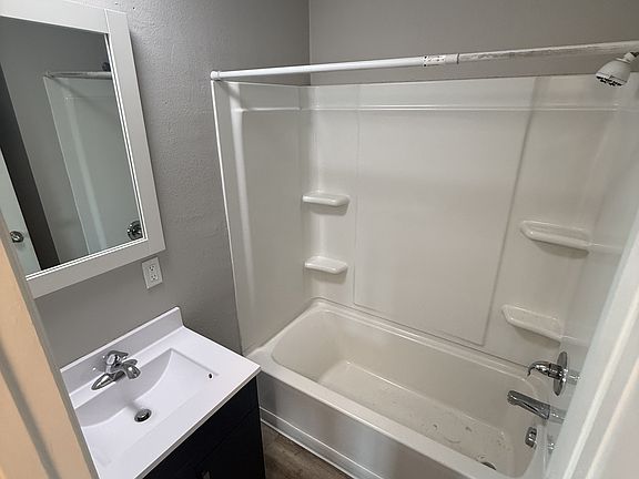 5th image of 1014-1028 Shagbark Dr #16