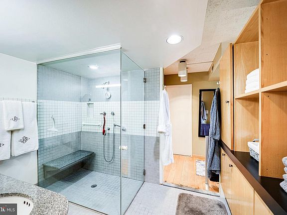 3rd image of 307 Yoakum Pkwy APT 1426