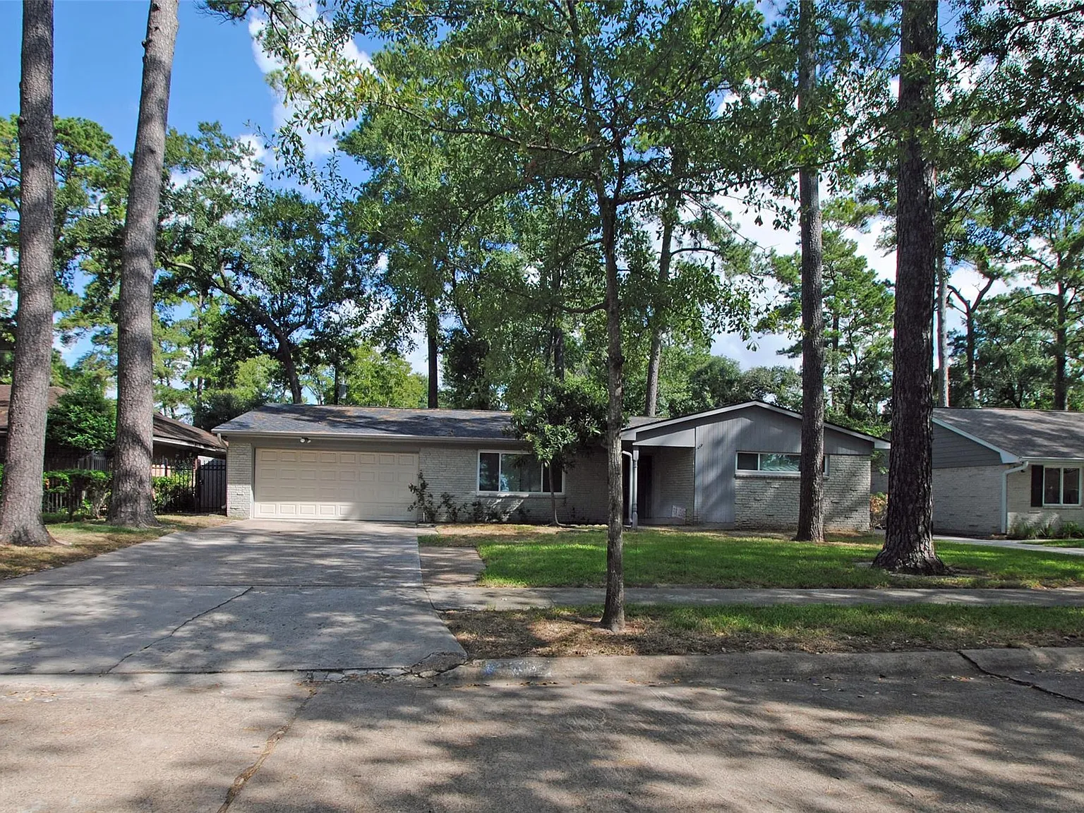 3 bed, 2.0 bath, 1902 sqft, $2,300 — Photo 2