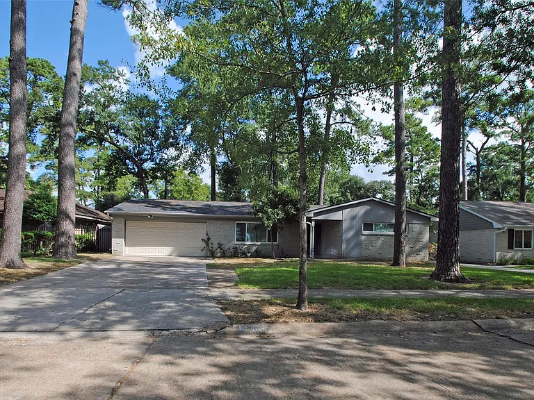 10034 Cedardale Dr — Photo 2