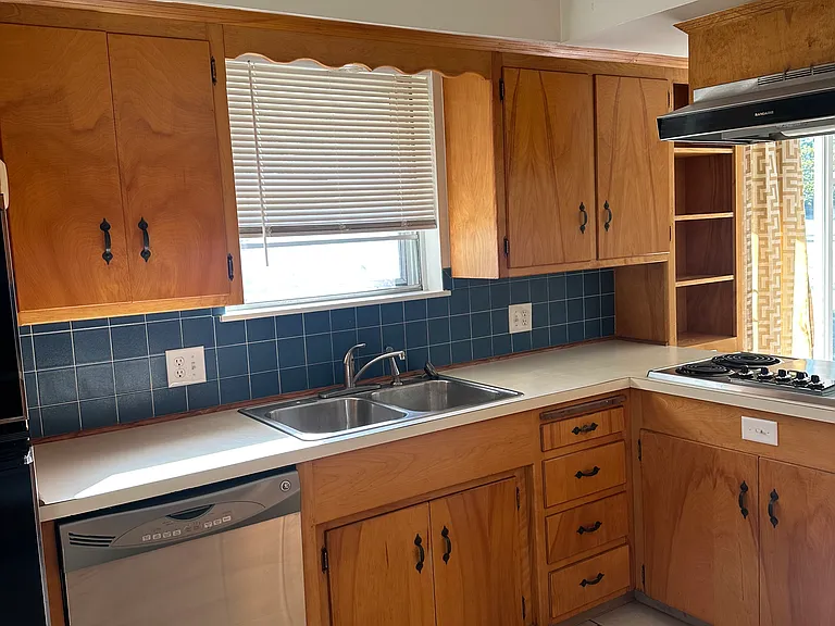 1772 N Oakland Ave — Photo 7