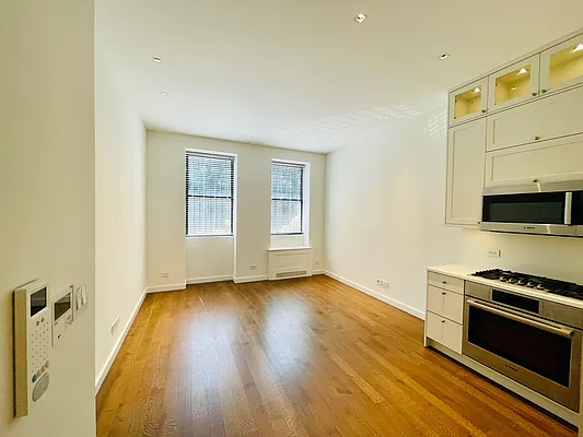 Rented by Mann Maurice A | media 22