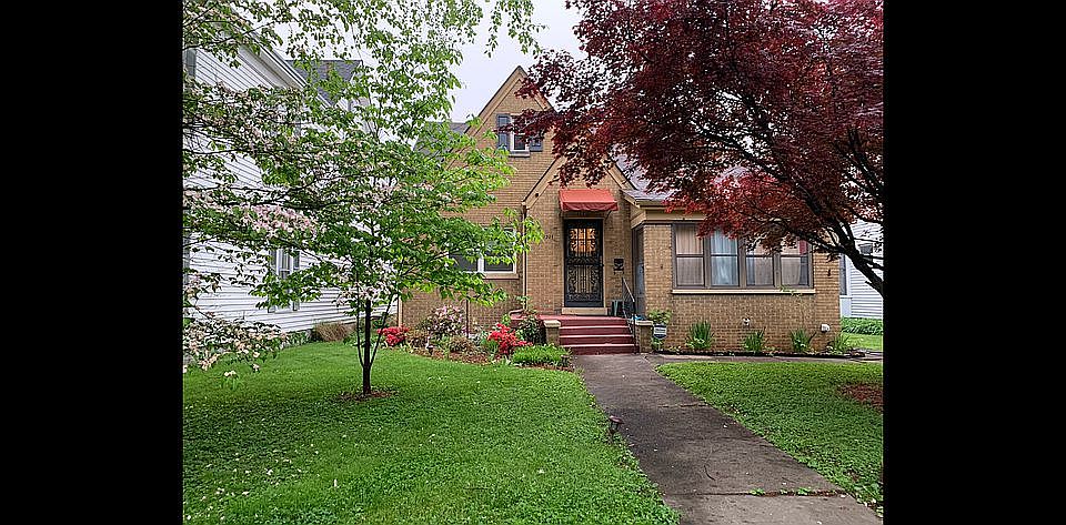 2nd image of 1215 E Elm St