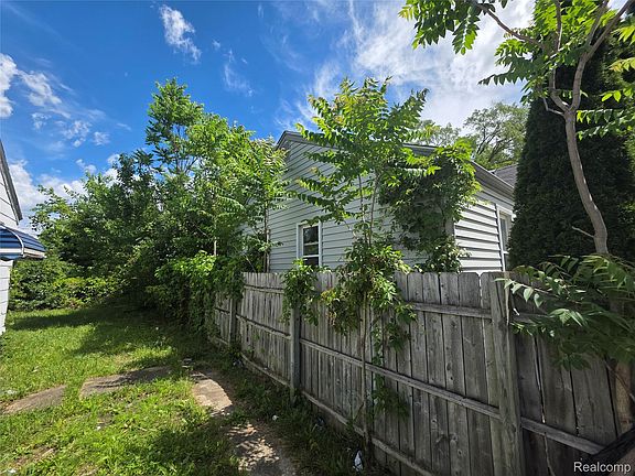 4th image of 25962 Norfolk St