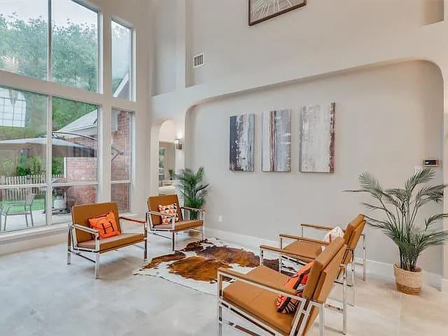 6 bed, 3000 sqft, $5,175 — Photo 2
