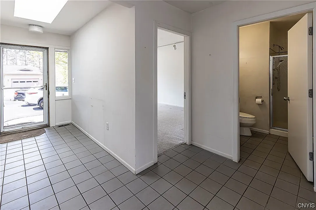 2 bed, 2.5 bath, 2830 sqft, $3,000 — Photo 3