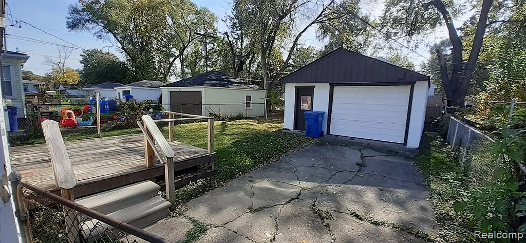 2 bed, 1.0 bath, 704 sqft, $1,120 — Photo 2