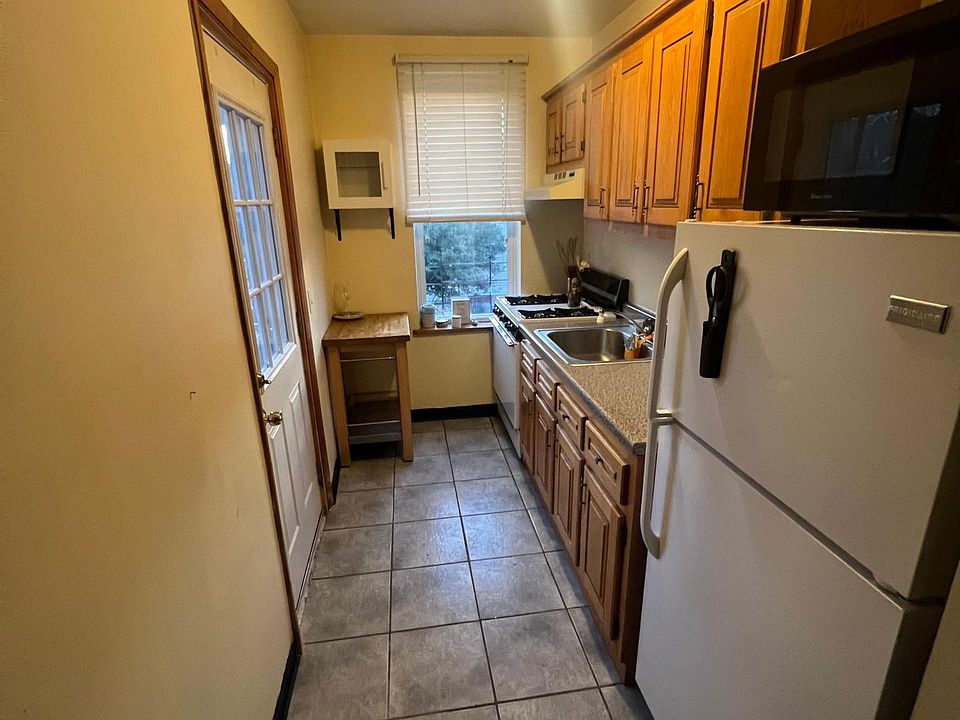 2nd image of 86 Fortfield Ave #2