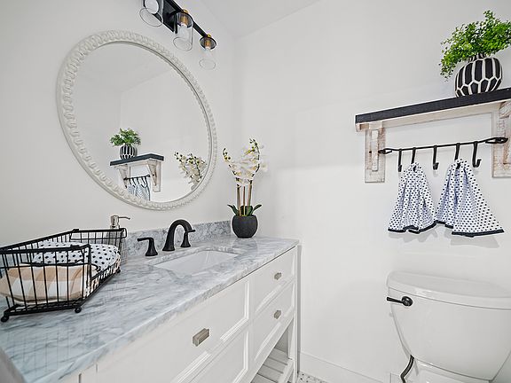 5th image of 5702 Camellia Ave #2