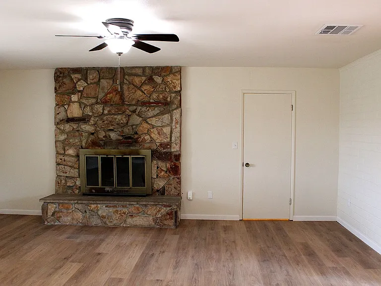 903 Green Ln — Photo 5
