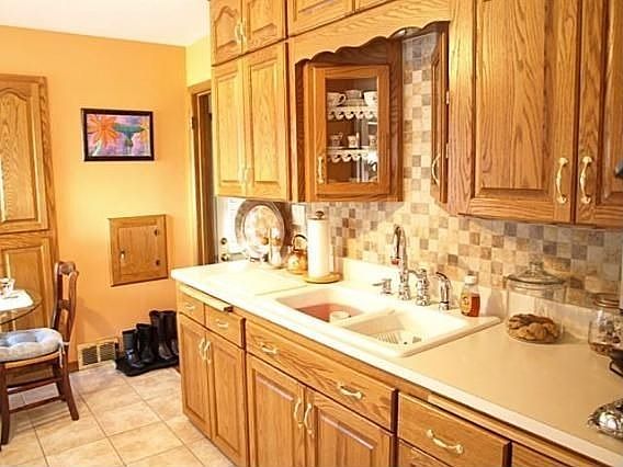 Kitchen - gorgeous Oak Cabinets