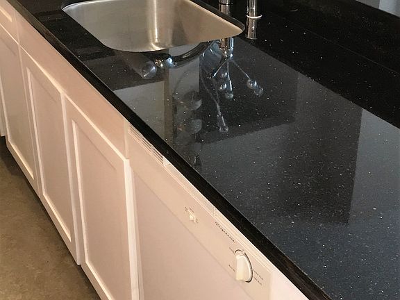Kitchen w/ brand new granite