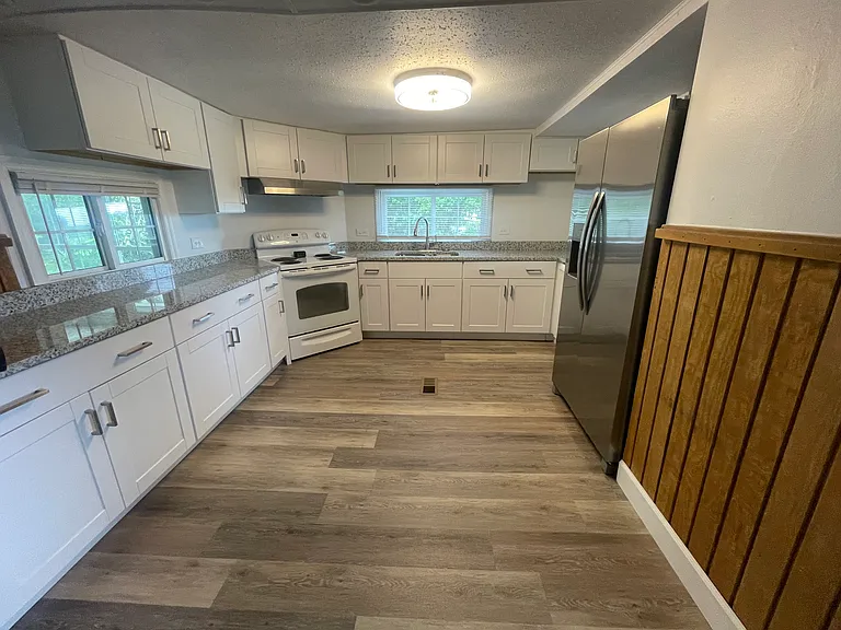 1085 S Lake Ave — Photo 13