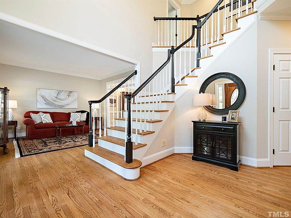 5th image of 204 Southglen Dr