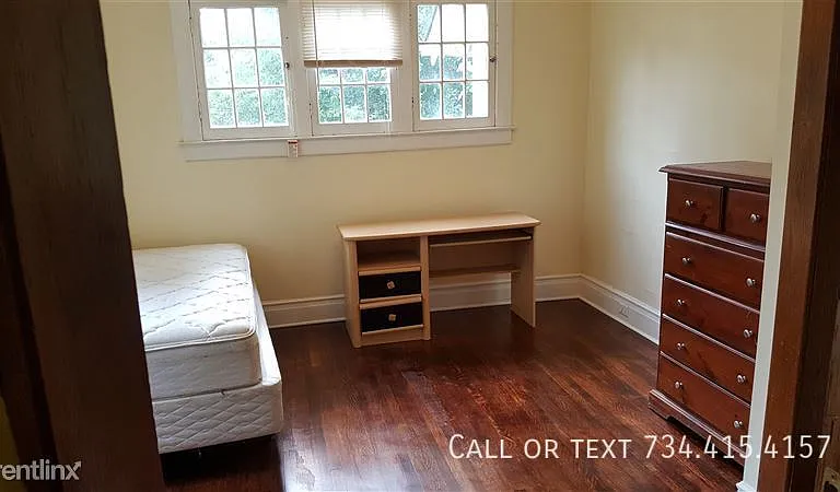 1002 Packard St — Photo 14