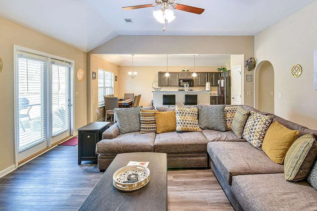 4 bed, $3,400 — Photo 2
