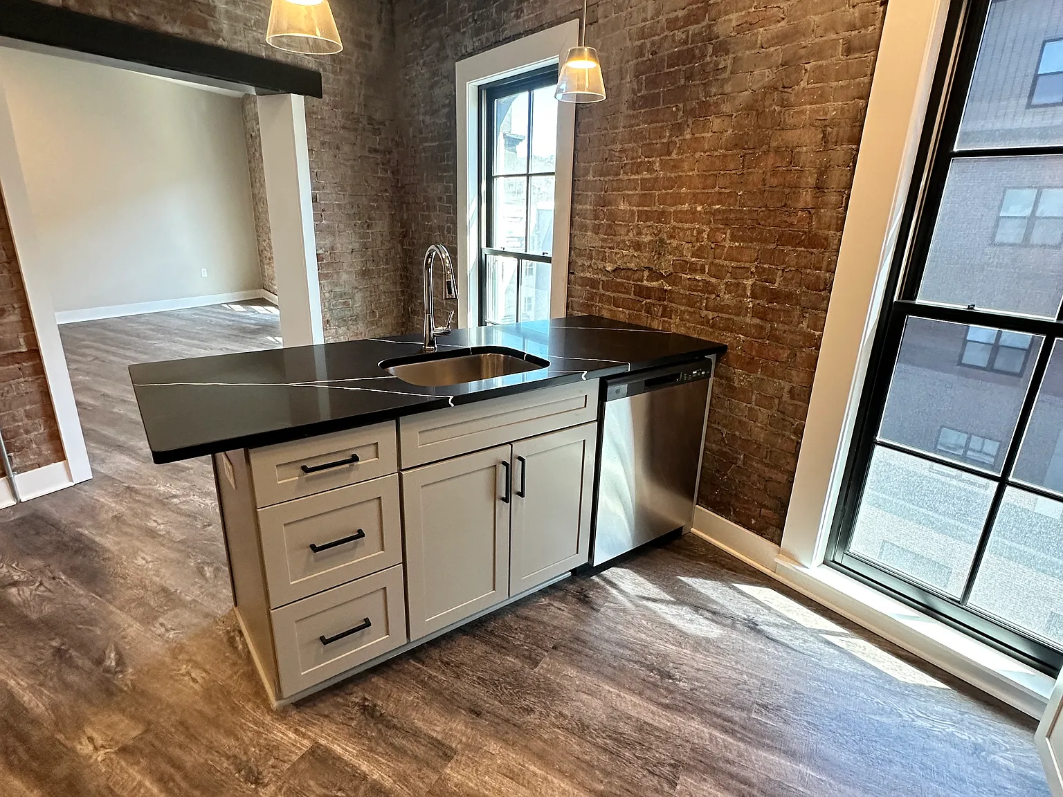 400 River St — Photo 3
