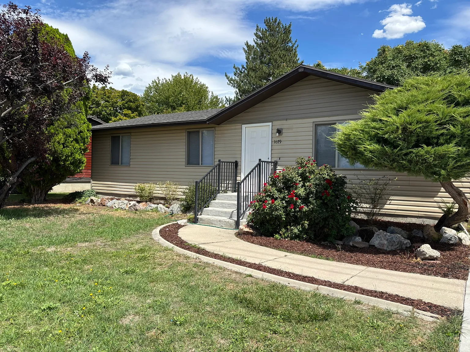 3 bed, 1175 sqft, $1,750 — Photo 1