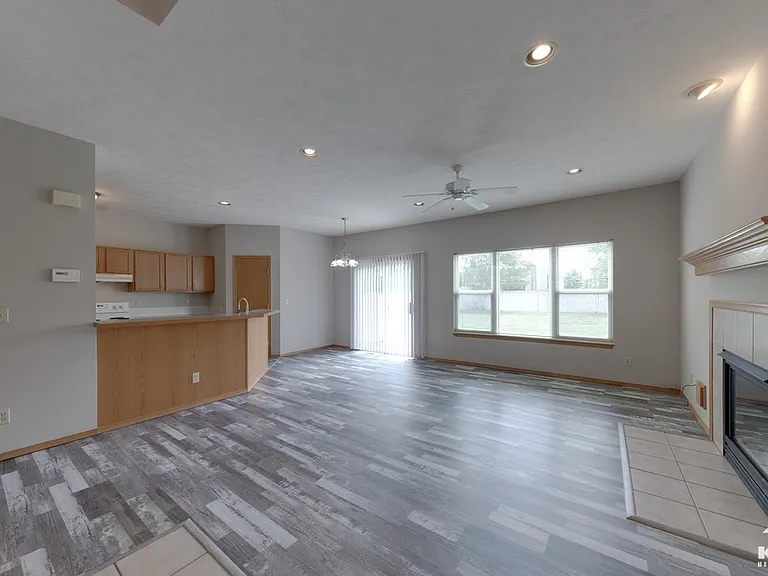 519 N Bristol Ct — Photo 2