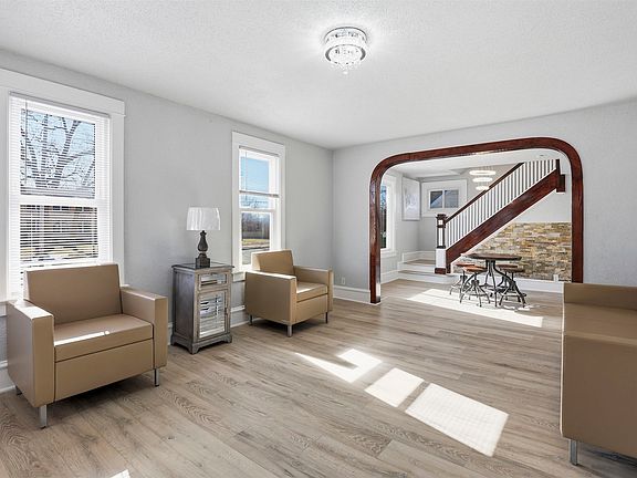 2nd image of 1303 W Prospect Ave