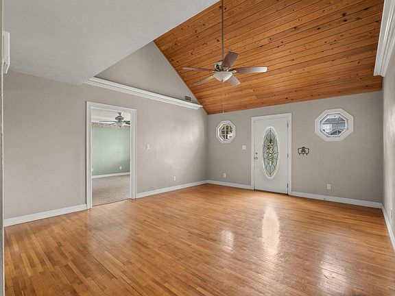 5th image of 109 E Lee St