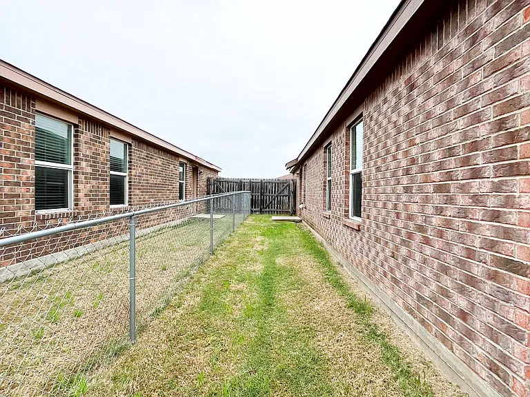 1515 Justin Loop #B — Photo 35