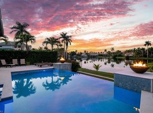410 Palm Cir W, Naples, FL 34102