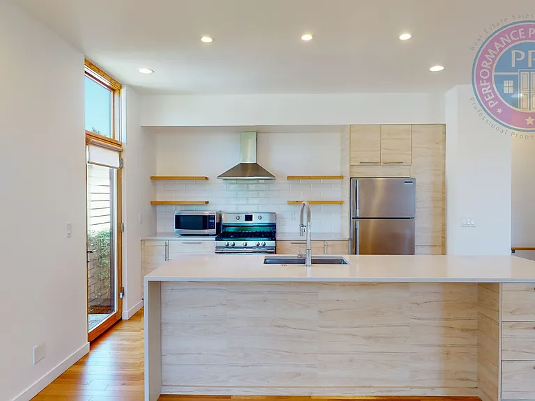 1010 SE 42nd Ave #&-4204 — Photo 5