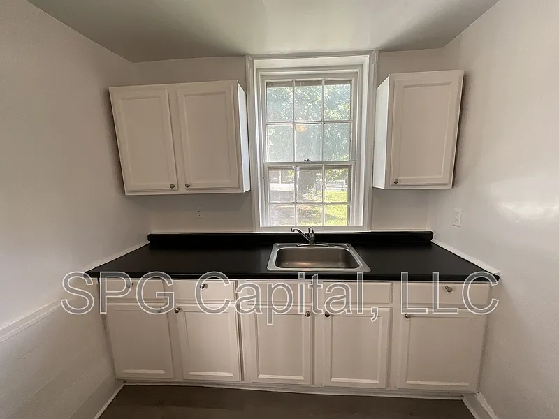 2 bed, 1.0 bath, 770 sqft, $1,050 — Photo 3