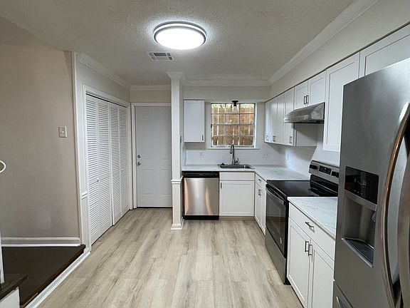 4th image of 319-323 Deckbar Ave #103