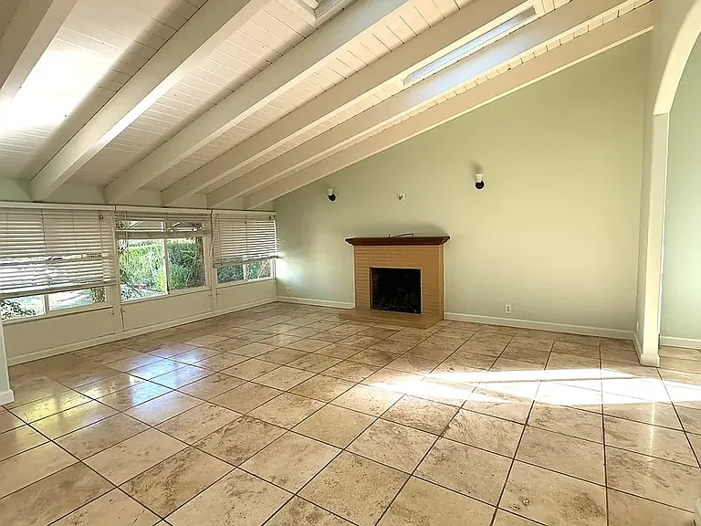 520 Saint Claire Dr — Photo 3