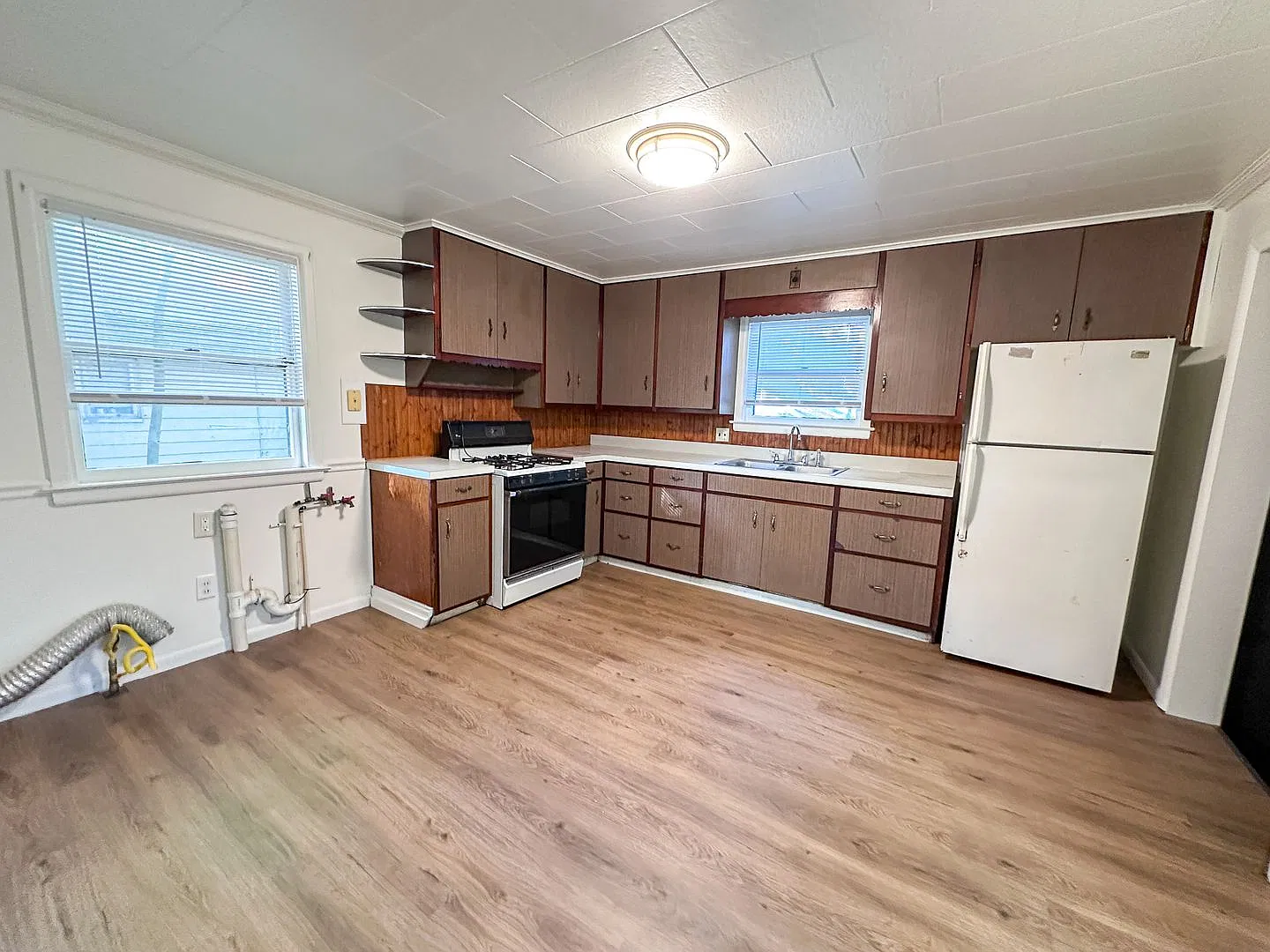757 Sinclair Ne - Free October Rent — Photo 4
