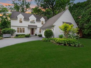 245 E Woodland Rd, Lake Bluff, IL 60044