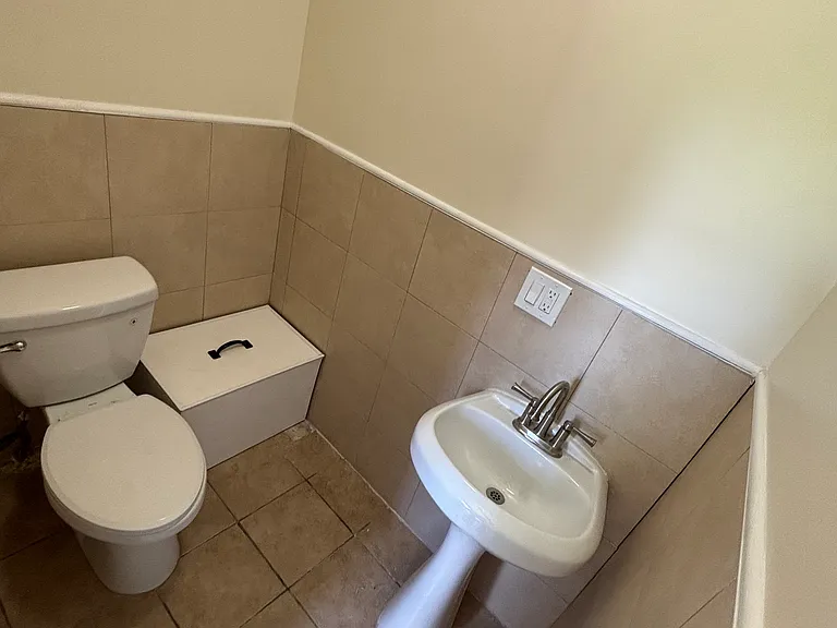 107 W Hayes Ave — Photo 2