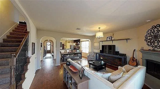 4 bed, 3.5 bath, 2996 sqft, $2,900 — Photo 2