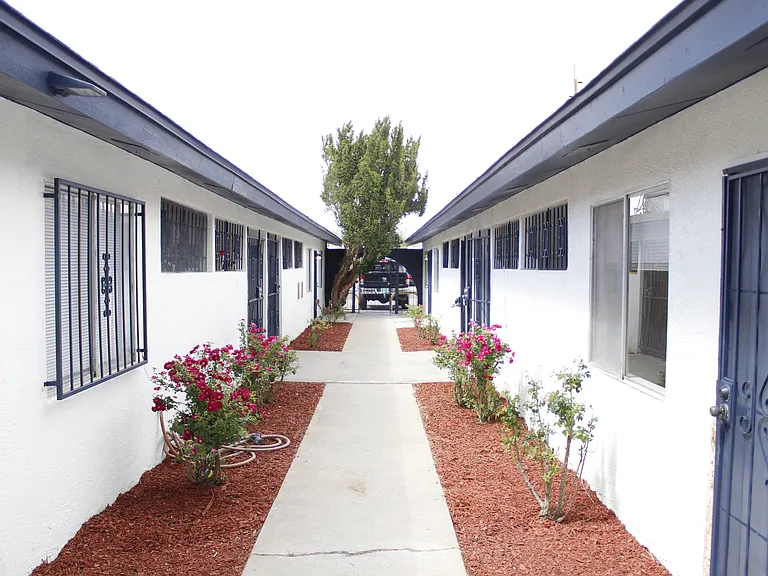 Renovated, Large UNM Area 2 Bed Apt w/ Washer / Dryer and Private Yard — Photo 2