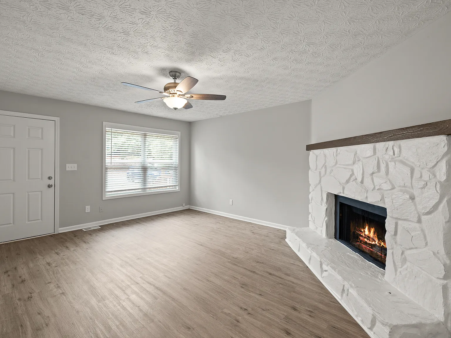 2 bed, 1020 sqft, $1,900 — Photo 3