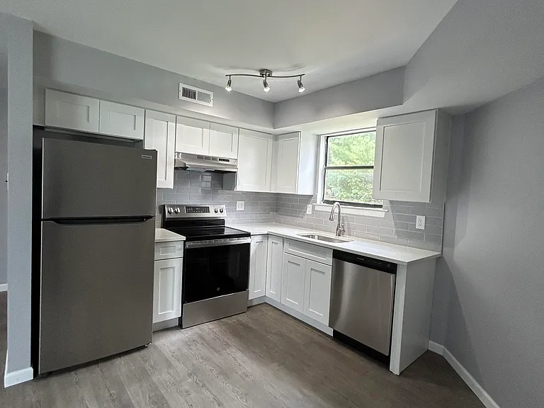 3301 Jennifer Ct — Photo 2