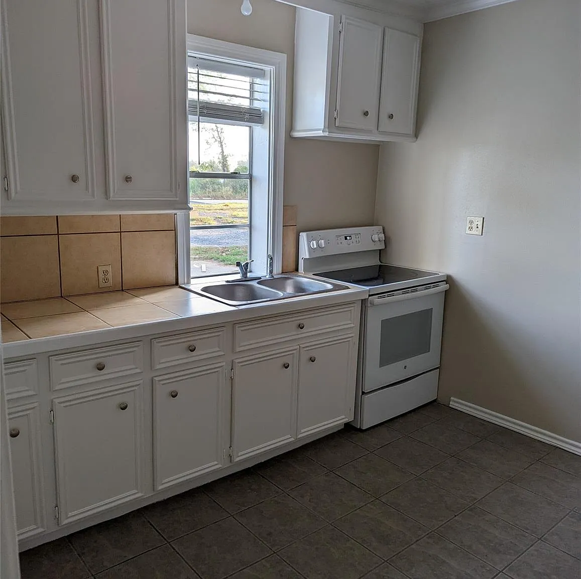 2 bed, 1.0 bath, $1,250 — Photo 3