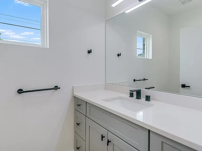 606 S Hackberry — Photo 3