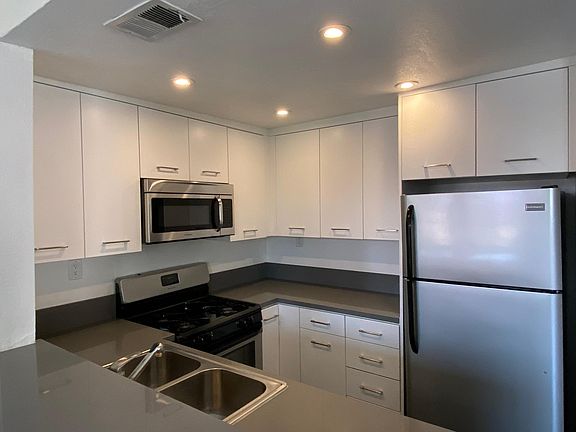 3rd image of 909 N Gardner St APT 205