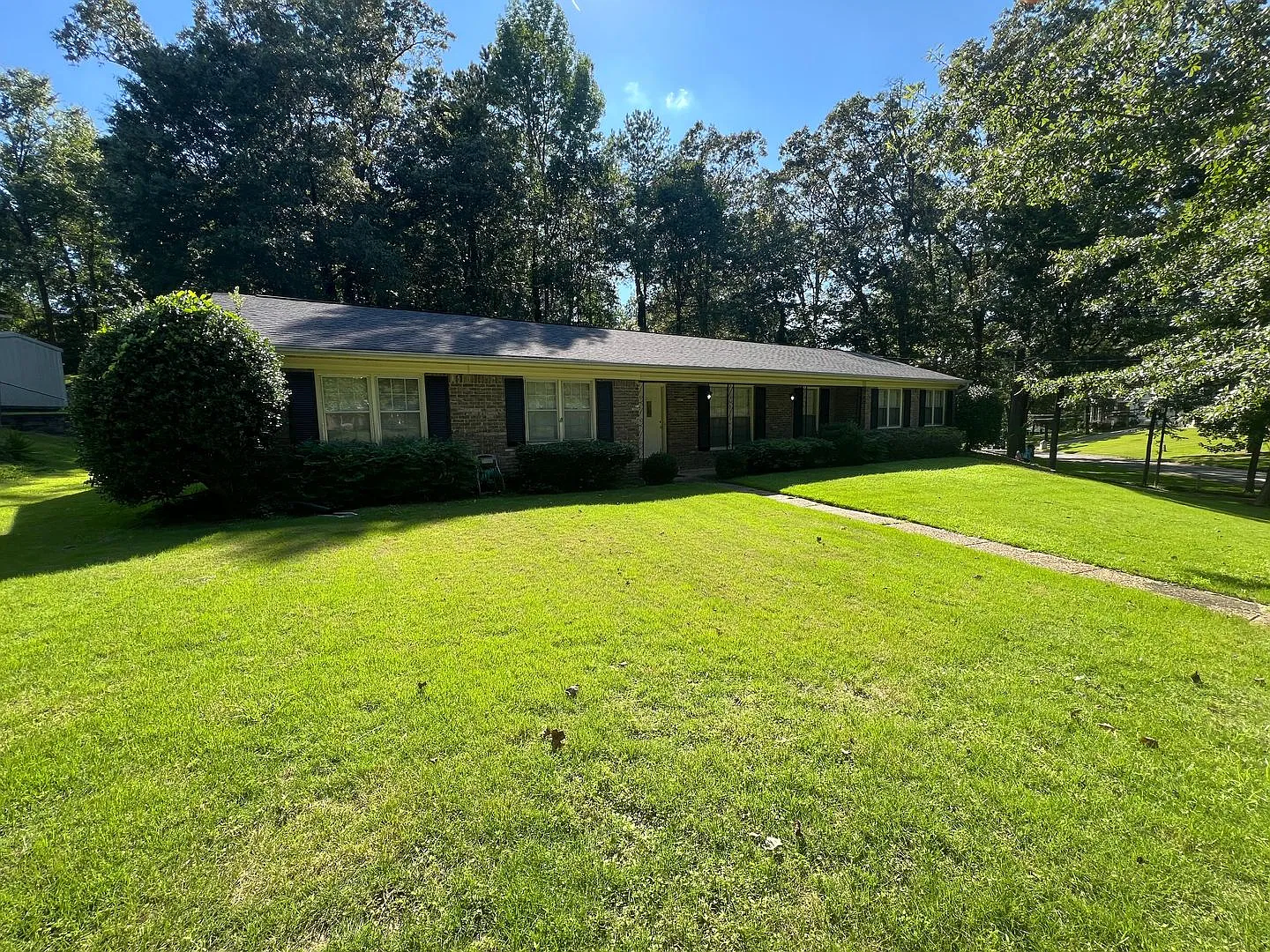 3 bedroom 2 bathroom single level home in Northwood Lake Neighborhood — Photo 2