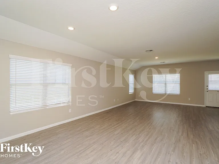 1224 Treehouse Ln — Photo 4