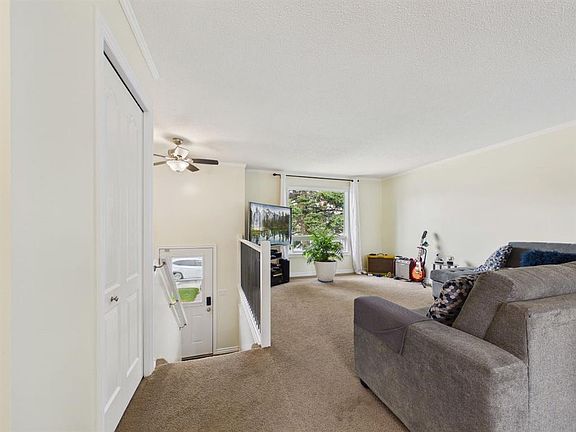 4th image of 42 W Greenham Dr