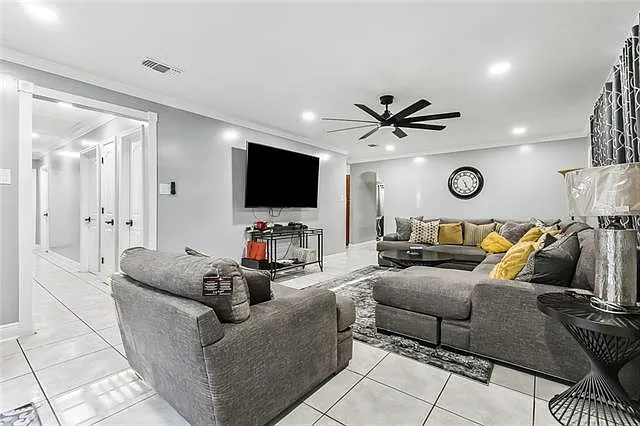 4 bed, 2.0 bath, 2381 sqft, $2,500 — Photo 3
