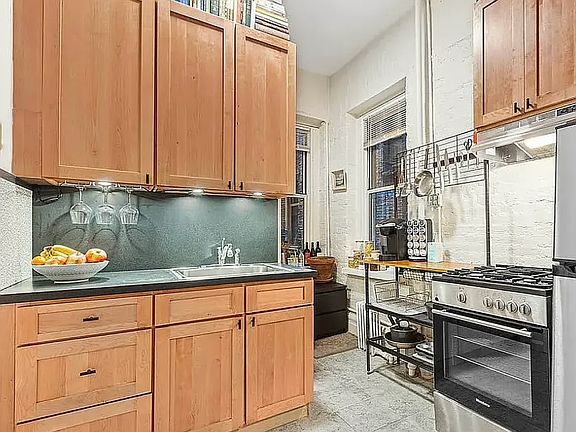 4th image of 636 E 14th St APT 4