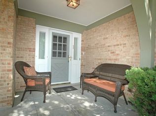 114 Rivershire Ln, Lincolnshire, IL