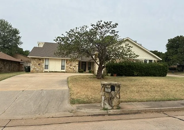 3 bed, 2100 sqft, $2,100 — Photo 1