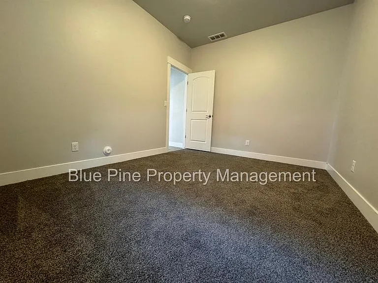 2824 E Brooklyn St — Photo 6